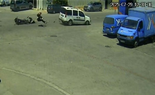 Motosikletle hafif ticari araç çarpıştı : 1'i ağır 2 yaralı