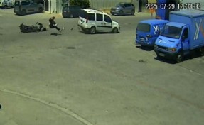 Motosikletle hafif ticari araç çarpıştı : 1'i ağır 2 yaralı