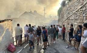 Muğla’da ev yangınında 2 kişi dumandan etkilendi