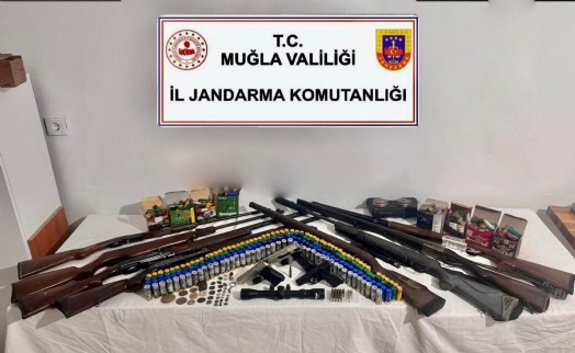 Muğla’da evden çok sayıda ruhsatsız silah çıktı