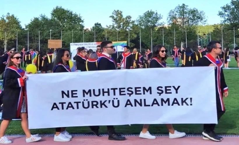 ODTÜ mezuniyetinde İmamoğlu, Atatürk ve şehit pankartları