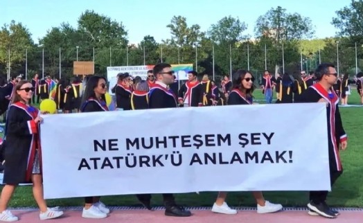 ODTÜ mezuniyetinde İmamoğlu, Atatürk ve şehit pankartları
