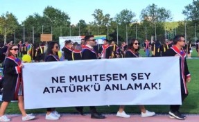 ODTÜ mezuniyetinde İmamoğlu, Atatürk ve şehit pankartları