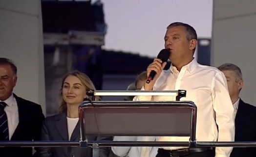 Özgür Özel: Kimseye demokrasi çatısını yıktırıp mezhep çatısı üzerinden plan yaptırmayız