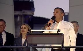 Özgür Özel: Kimseye demokrasi çatısını yıktırıp mezhep çatısı üzerinden plan yaptırmayız