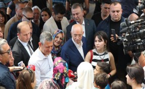 Pazarda Özel'e sarılıp isyan etti:  Televizyonları kırmak istiyoruz, bizi zulümden kurtarın'