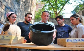 Pergamon'daki 'Mozaikli Ev'de 1400 yıllık bronz kazan bulundu