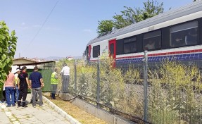 Raylardan geçerken yolcu treni çarptı, öldü