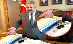 Sosyal medya yıkıldı! MHP'nin kilit isminin masasında Öcalan kitabı