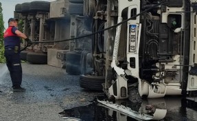 Tanker yola devrildi: Her yer sıvı asfalt oldu