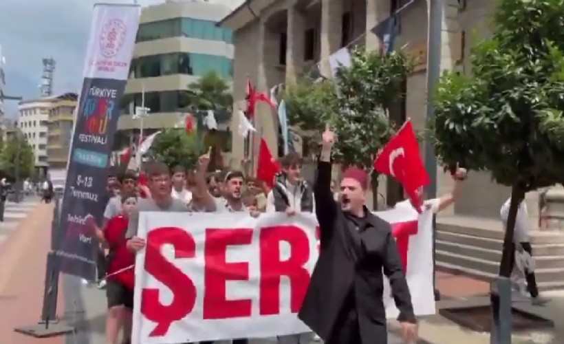 Trabzon'da toplanan bir grup, 'şeriat' yazılı pankartla yürüyüş düzenledi