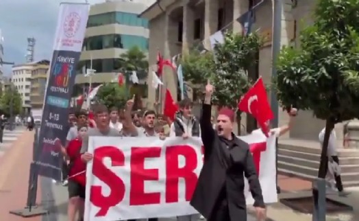 Trabzon'da toplanan bir grup, 'şeriat' yazılı pankartla yürüyüş düzenledi