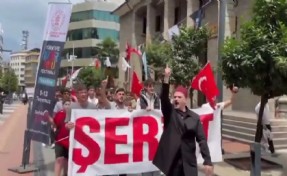 Trabzon'da toplanan bir grup, 'şeriat' yazılı pankartla yürüyüş düzenledi