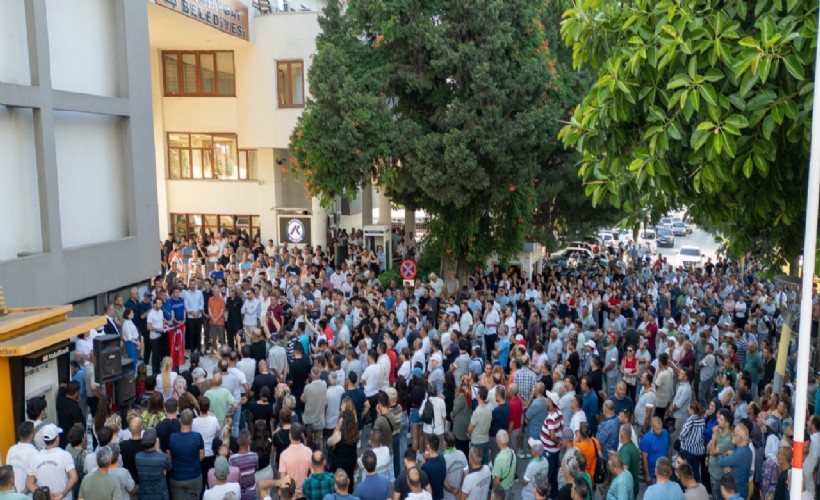 Tutuklu başkan için belediyeye akın ettiler: 'Manavgat'ı teslim etmeyeceğiz'