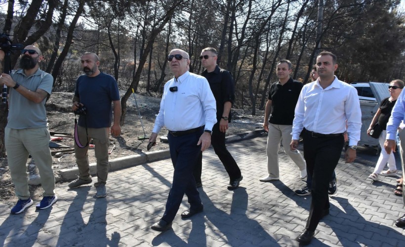 Ümit Özdağ, İzmir'de yangından zarar gören yerlerde inceleme yaptı