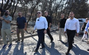 Ümit Özdağ, İzmir'de yangından zarar gören yerlerde inceleme yaptı