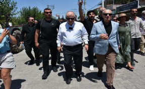 Ümit Özdağ İzmir'den  süreç mesajı verdi: '30 tane silah yakmakla terör sona ermez!'