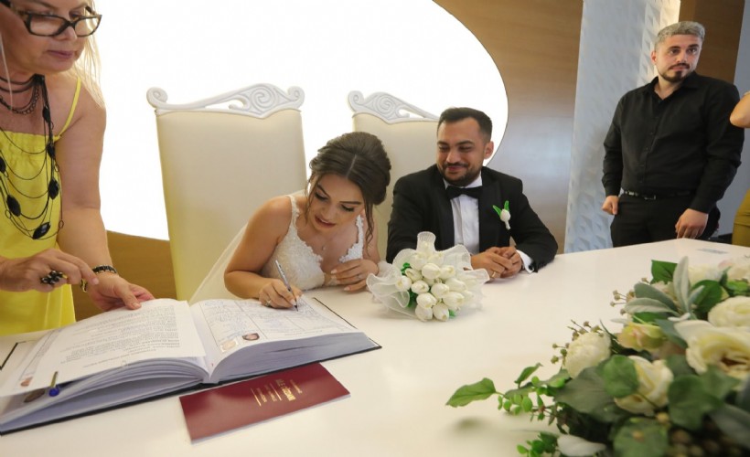 Umutoğulları ailesinin mutlu günü; Genç çiftin nikahını Başkan Önal kıydı