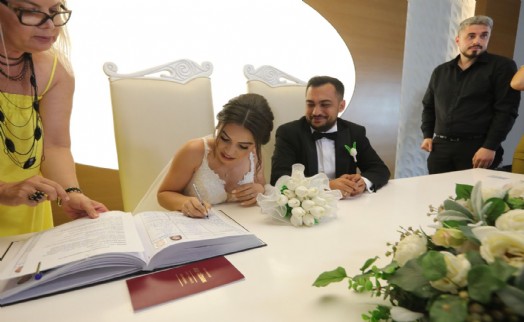 Umutoğulları ailesinin mutlu günü; Genç çiftin nikahını Başkan Önal kıydı
