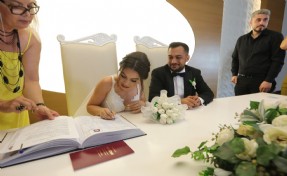 Umutoğulları ailesinin mutlu günü; Genç çiftin nikahını Başkan Önal kıydı