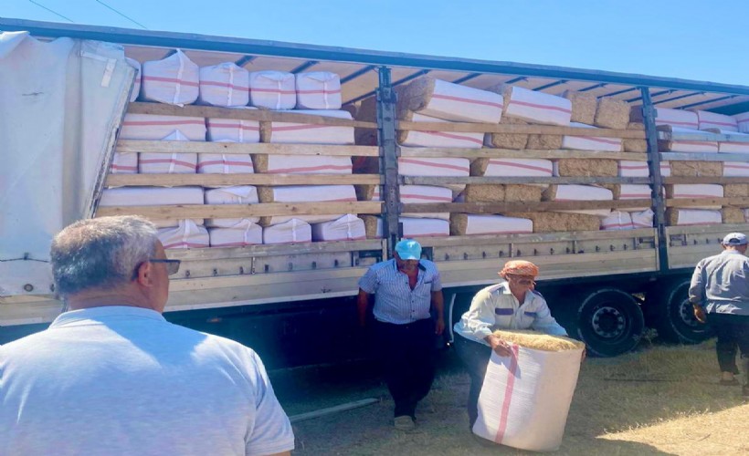 Urla Belediyesi'nden Zeytineli’ne 19 ton saman desteği