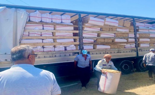 Urla Belediyesi'nden Zeytineli’ne 19 ton saman desteği