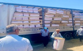 Urla Belediyesi'nden Zeytineli’ne 19 ton saman desteği