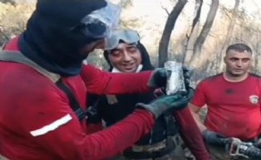 Yangında can çekişen balığı itfaiye kurtardı
