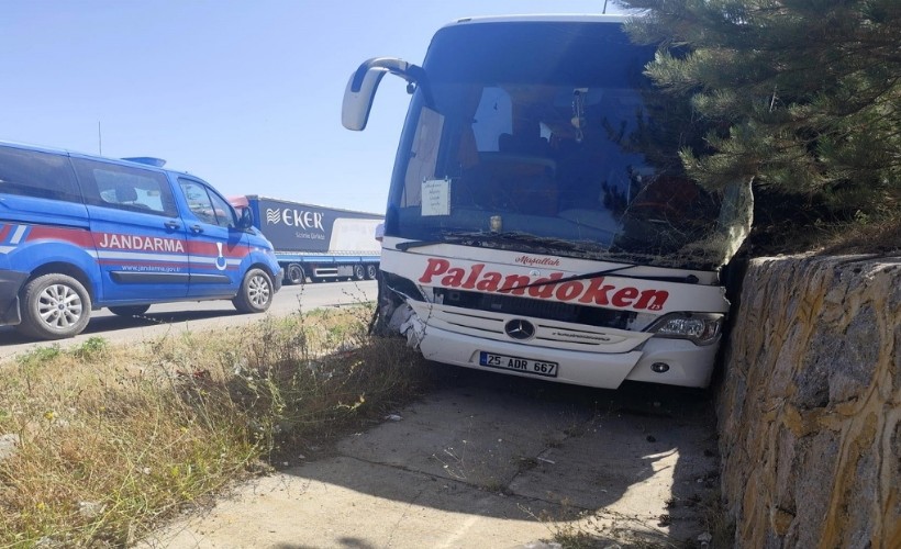 Yolcu otobüsünde can pazarı: Önce TIR'a, ardından otomobile çarptı!