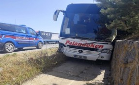 Yolcu otobüsünde can pazarı: Önce TIR'a, ardından otomobile çarptı!
