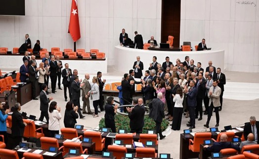 Zeydan Karalar'ı tutuklama kararı Meclis'i kapattırdı