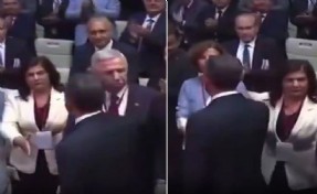 Özel'le Çerçioğlu'nun o görüntüsü gündem oldu: Eli böyle havada kalmış!