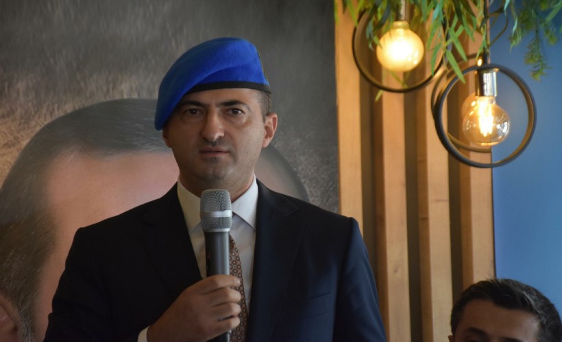 AK Parti'li Çelebi mavi bere takıp, 'Terörsüz Türkiye' mesajı verdi