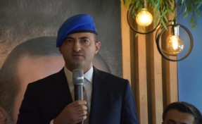 AK Parti'li Çelebi mavi bere takıp, 'Terörsüz Türkiye' mesajı verdi