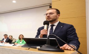 AK Partili İçelli'den Tugay'a çöp ve su tepkisi: Büyükşehir Belediyesi ne su getirebiliyor ne de çöp toplayabiliyor!'