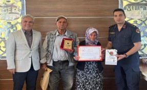 Evli çift, tüm mal varlıkları olan evi jandarmaya bağışladı