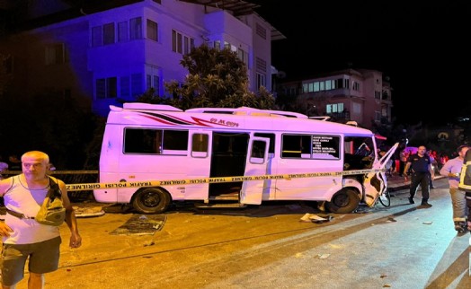 Aydın’da otomobil ile yolcu minibüsü çarpıştı: 11 yaralı