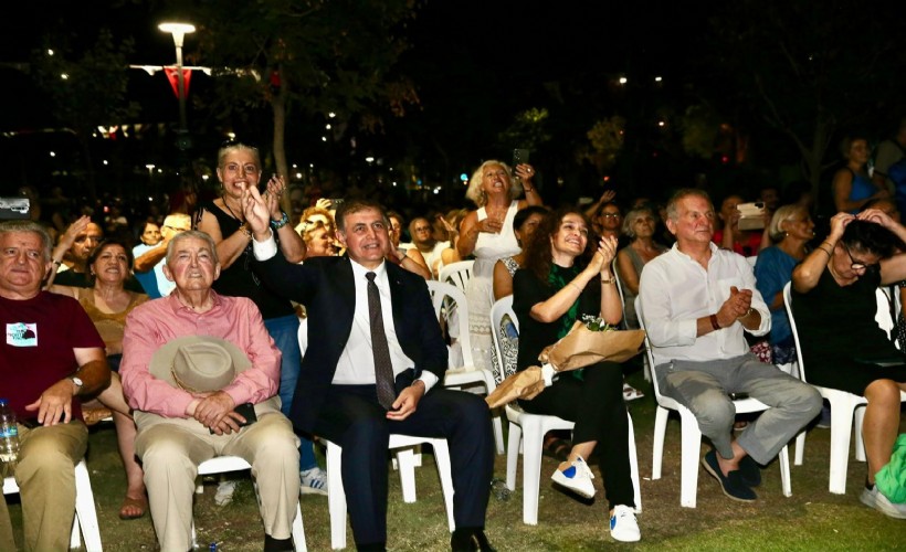 Aynı sahnede buz gibi hava! Tugay, Karşıyaka’da Ünsal’ı yok saydı