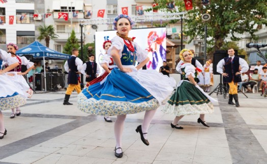 Balçova’da Sevcan Orhan’lı Zafer Bayramı kutlaması
