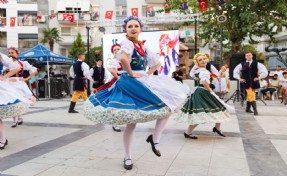 Balçova’da Sevcan Orhan’lı Zafer Bayramı kutlaması