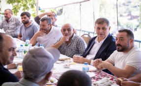 Başkan Tugay yangında zarar gören Köseler’i ziyaret etti