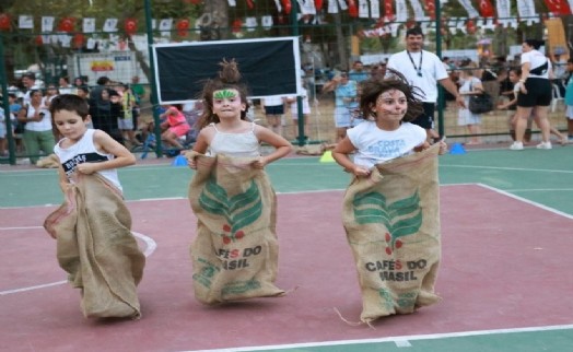 Bayraklı Sokak Festivali’nde çocuklar doyasıya eğlendi