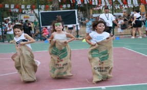 Bayraklı Sokak Festivali’nde çocuklar doyasıya eğlendi