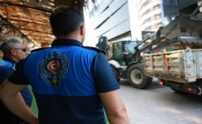Bayraklı'da kaldırım işgallerine ekiplerden sıkı denetim