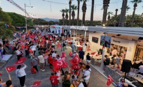 Bayraklı standında Zafer Bayramı coşkusu