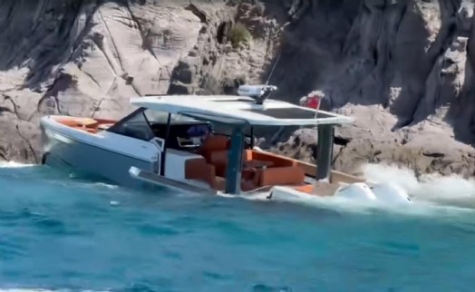 Bodrum'da arıza yapan tekne karaya oturdu, 3 kişi kurtarıldı