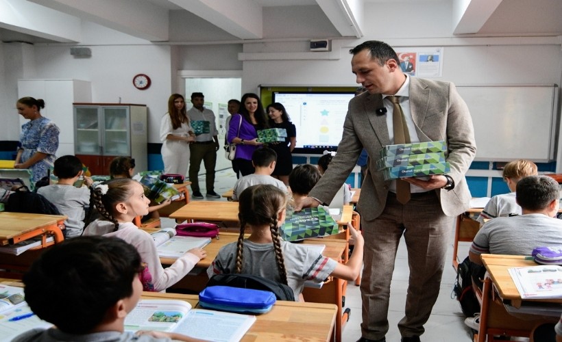 Bornova'da ilkokul öğrencilerine kırtasiye desteği: Eşki'den adil ve eşit eğitim vurgusu