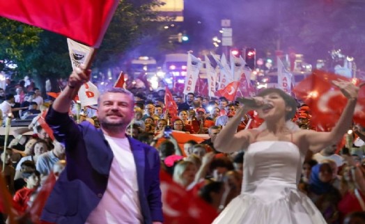 Buca’da Zafer Bayramı coşkusu Aydilge konseri ile taçlandı