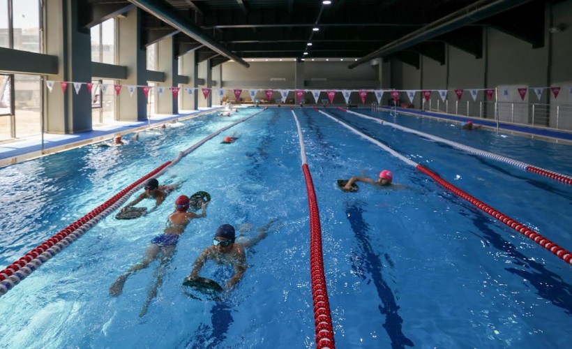 Buca’nın yıldızı Sporium yüzme kursları ile kapılarını açtı