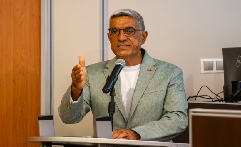 CHP'li Coşkuner'den AK Partili Ünal'a yanıt; Deve kuşu gibi kafasını kuma gömmüş